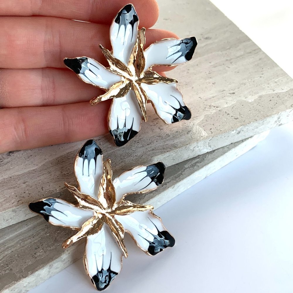 NEW ~ Anthropologie Black & White hand-painted Oversized Flower Earrings - Picture 6 of 8